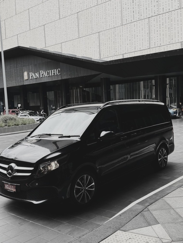 chauffeur van hire v-class V250D